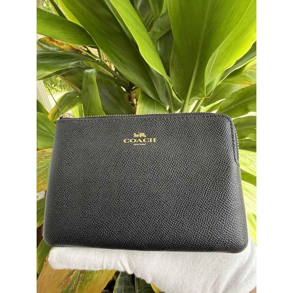 Coach corner zip